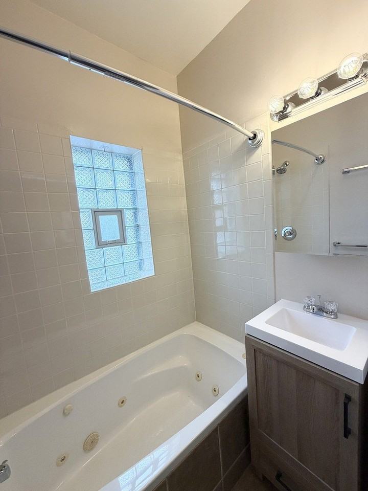 1521 E 65th St #3R - Photo 7 of 13