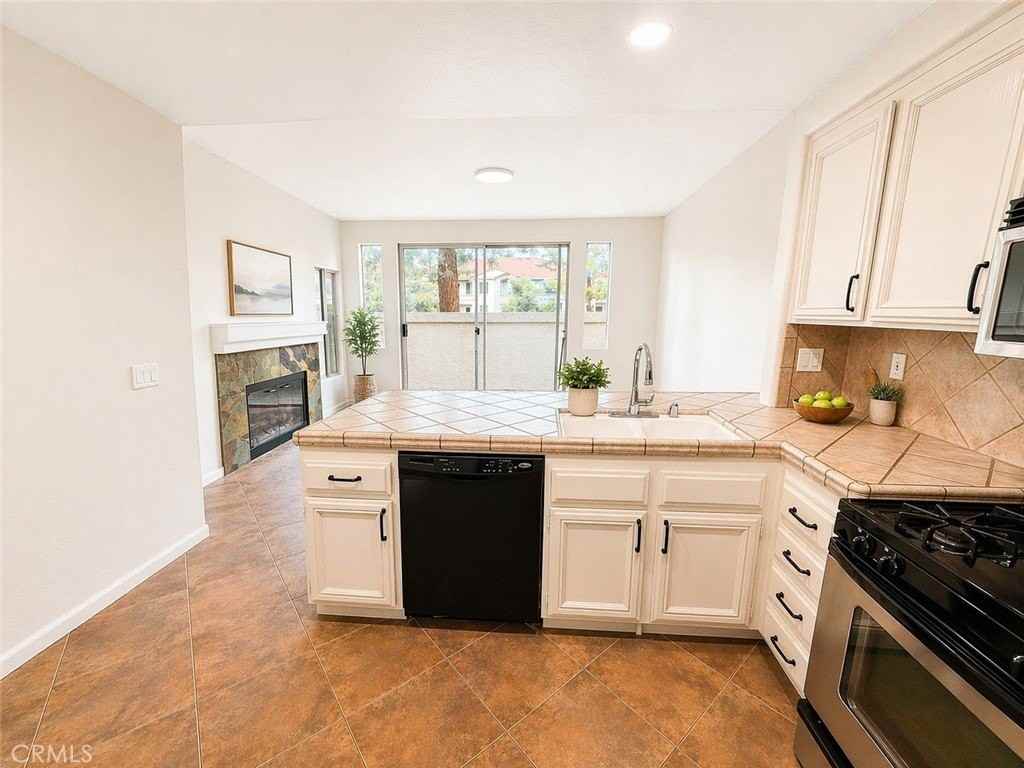 1048 Explanada St #103 - Photo 4 of 16