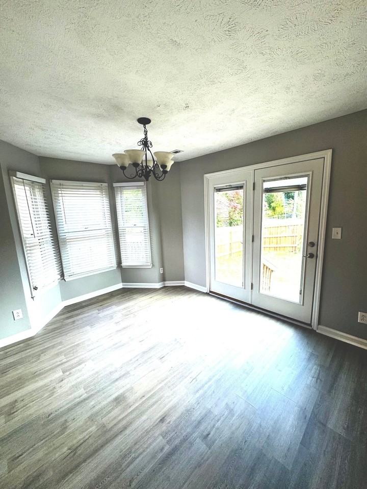 5551 Robmont Dr - Photo 5 of 20