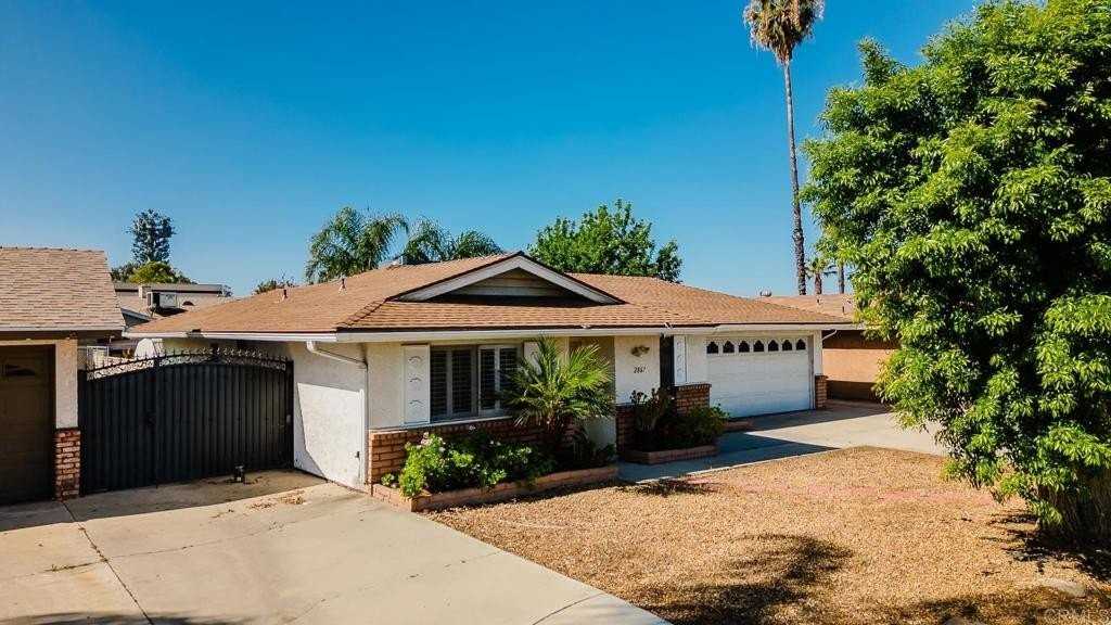 2867 Cindy Ln - Photo 3 of 46