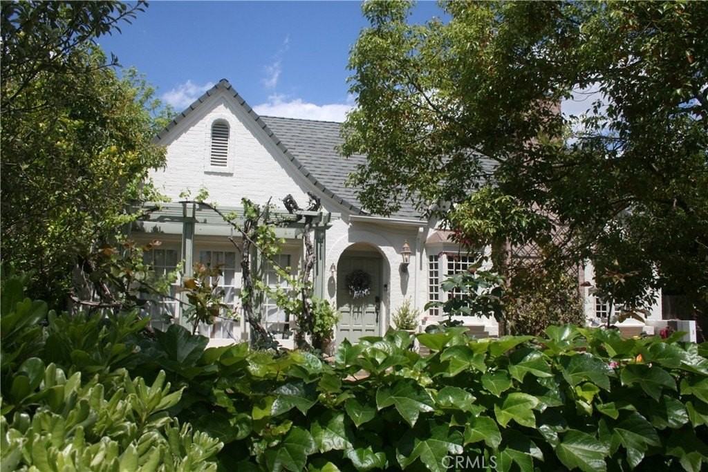 2421 N Heliotrope Dr - Photo 3 of 32