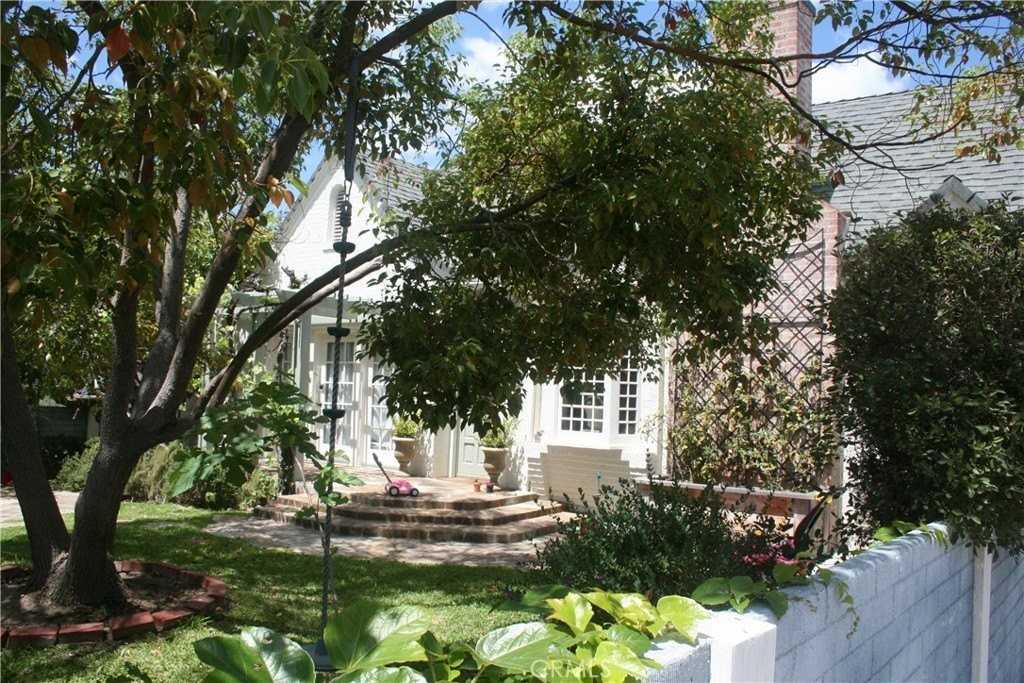 2421 N Heliotrope Dr - Photo 5 of 32