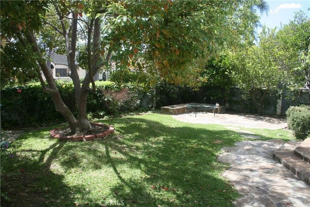 2421 N Heliotrope Dr - Photo 6 of 32