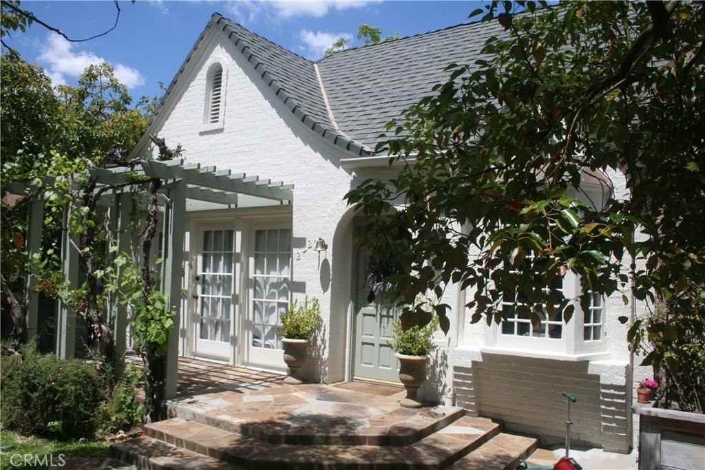 2421 N Heliotrope Dr - Photo 7 of 32