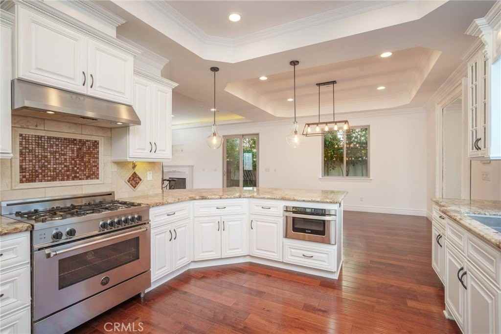 2005 Robinson St - Photo 3 of 44