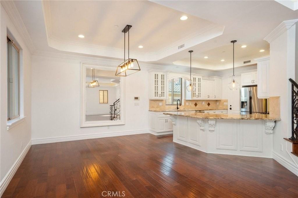 2005 Robinson St - Photo 4 of 44