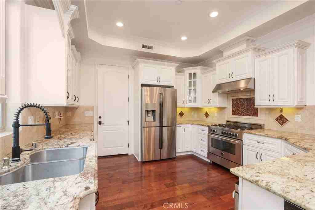 2005 Robinson St - Photo 5 of 44