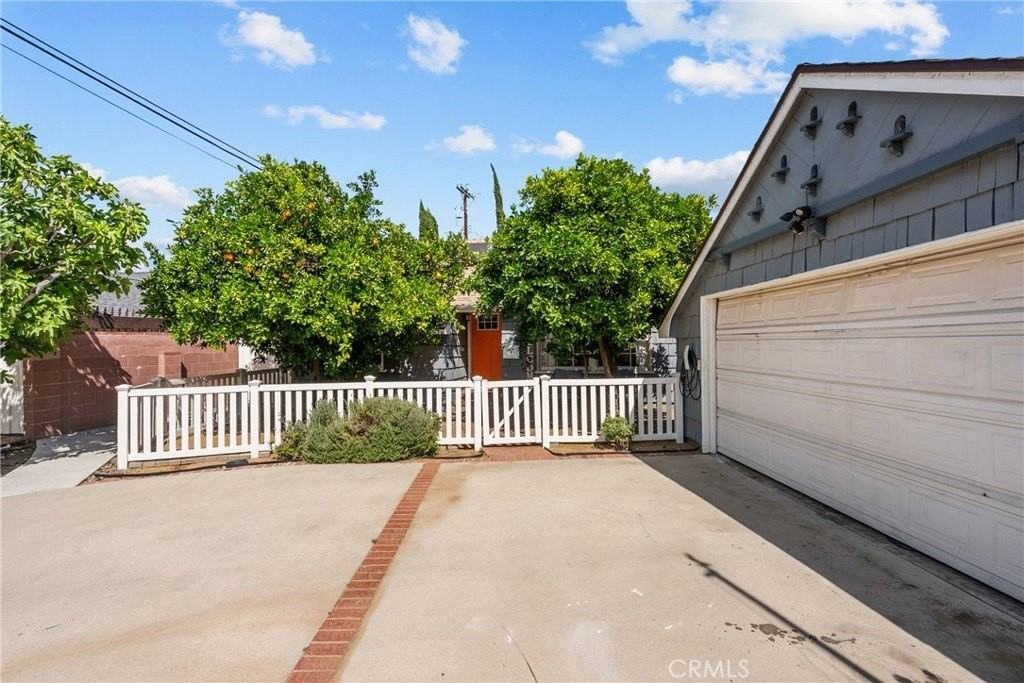 9158 Mclennan Ave - Photo 5 of 43