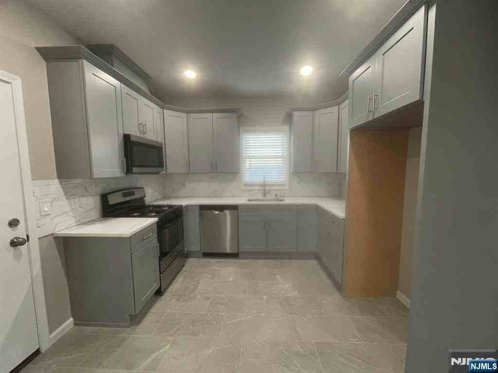 32 Rose St ##2 - Photo 3 of 9