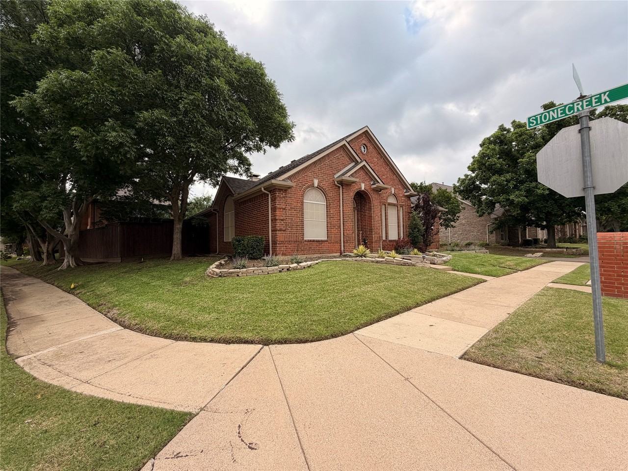 8640 Woodcreek Dr - Photo 2 of 20