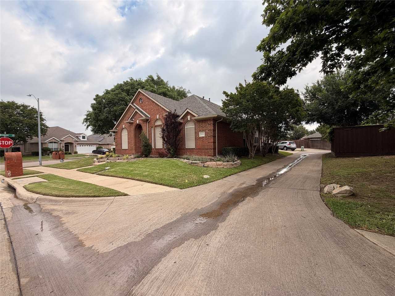 8640 Woodcreek Dr - Photo 3 of 20