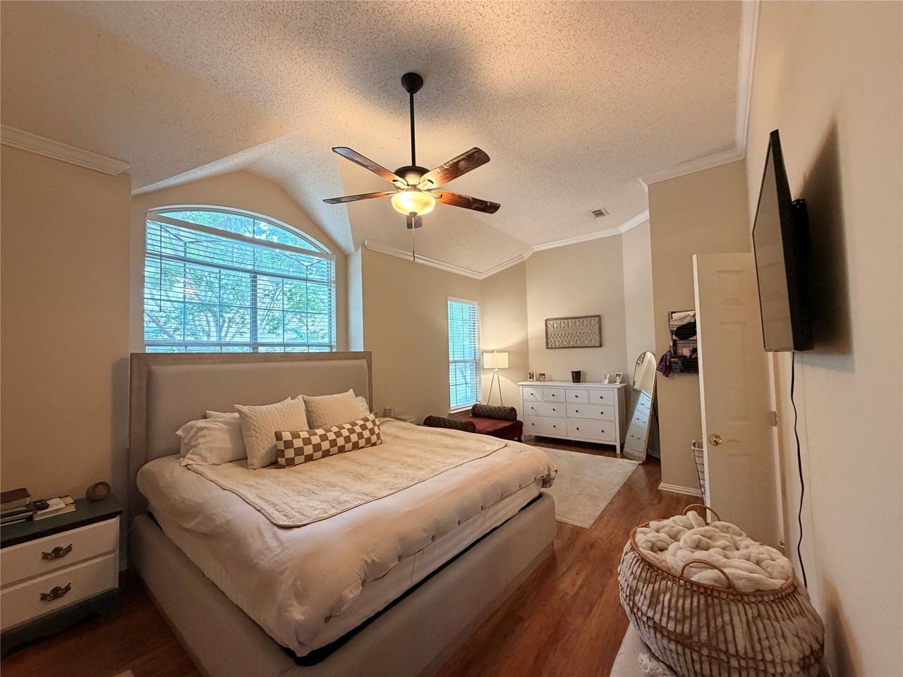 8640 Woodcreek Dr - Photo 5 of 20