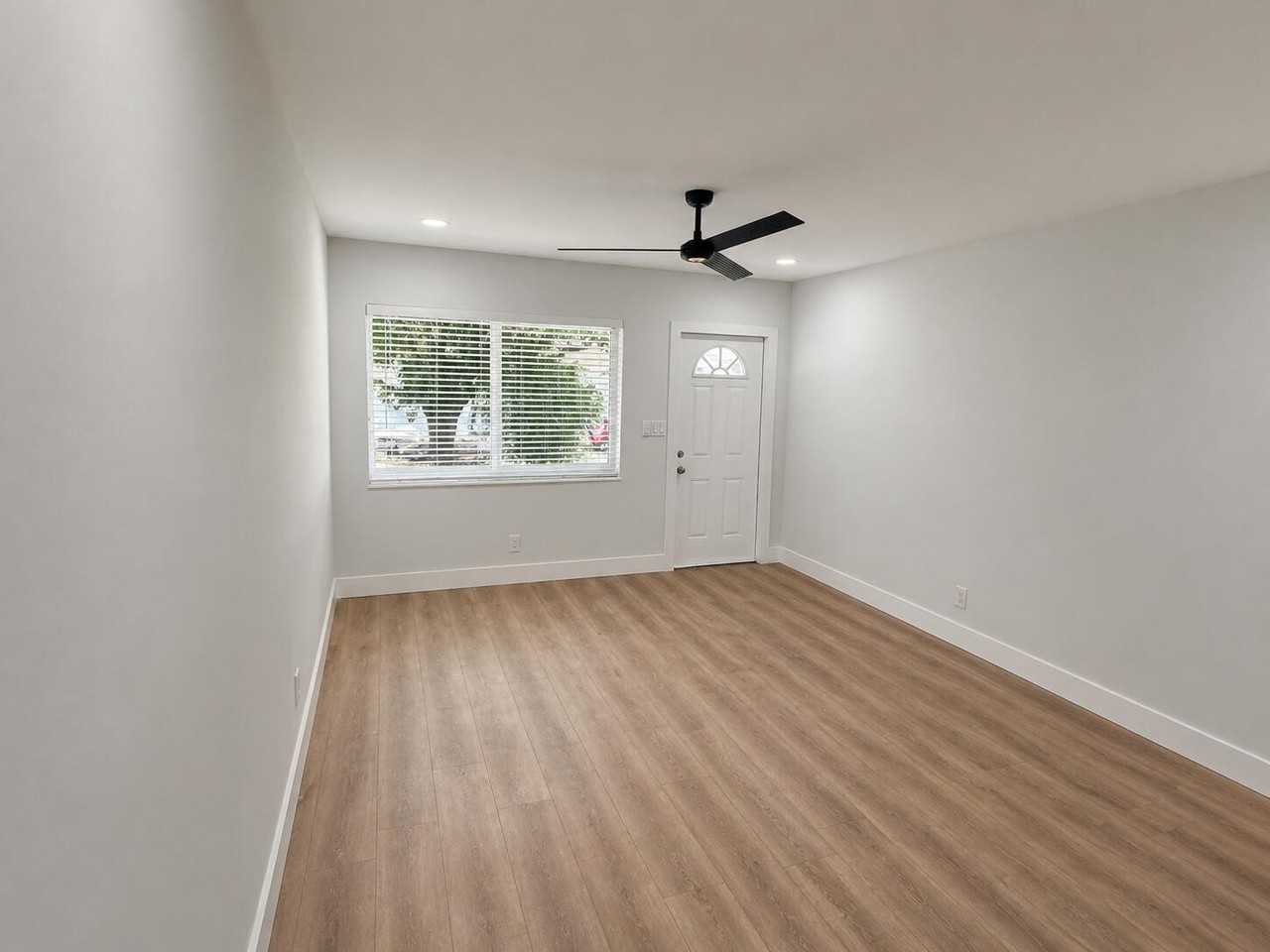 1077 Ne 34th St - Photo 3 of 10
