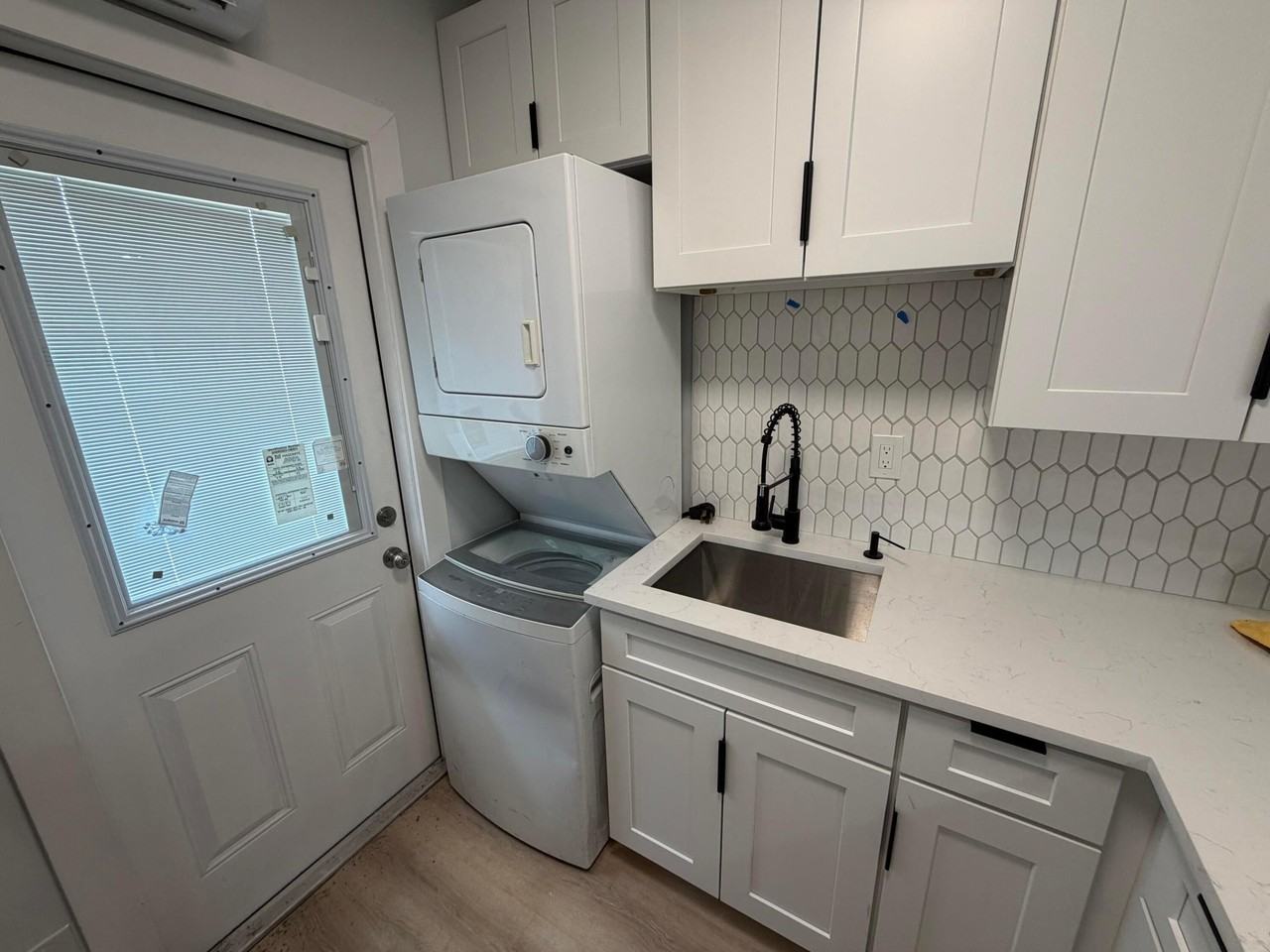 1077 Ne 34th St - Photo 5 of 10