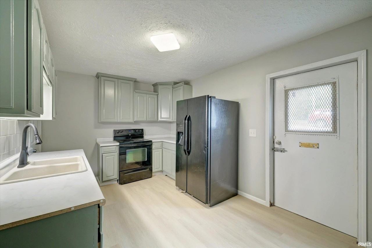 4695 N State Road 43 - Photo 3 of 14