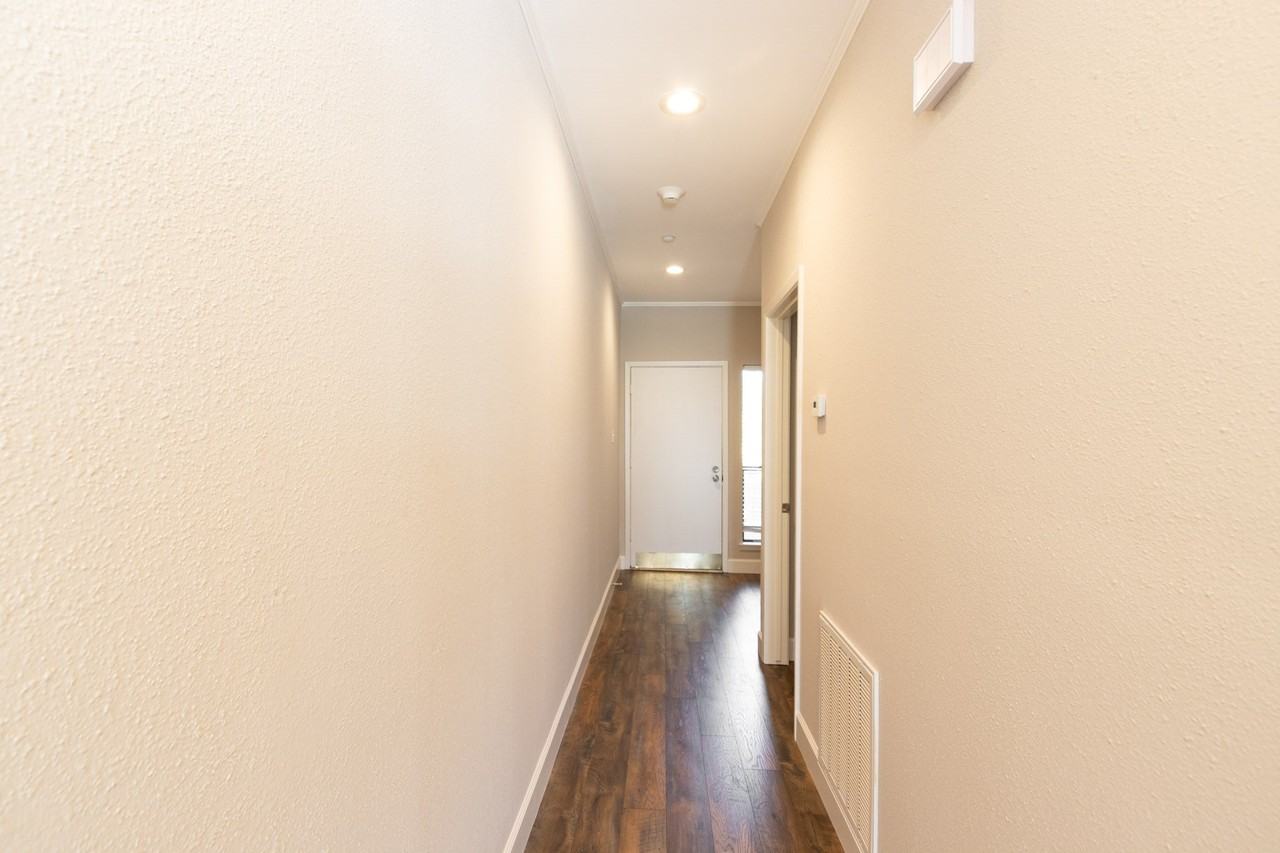 401 Lakeside Ln - Photo 4 of 45