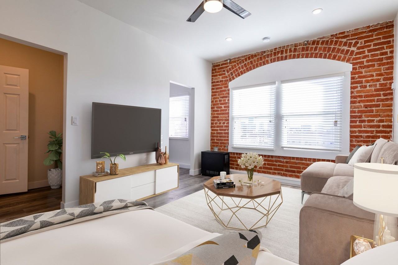 Cozy & Contemporary Studio in Koreatown - Photo 2 of 33