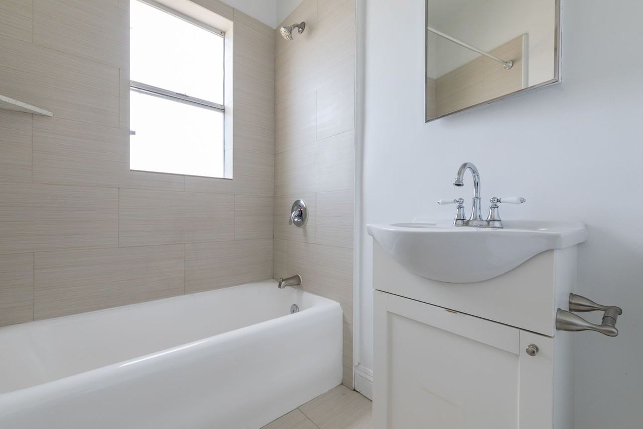Seven Lions Apartments | Cozy Renovated Apartments in Koreatown - Photo 7 of 20