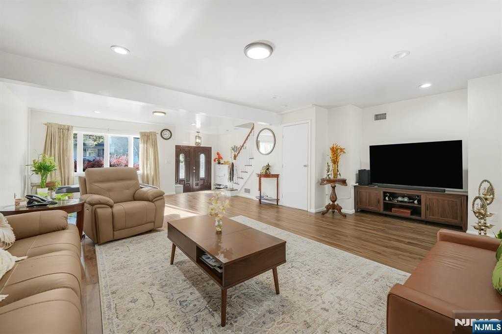 405 Burnet Pl - Photo 4 of 28
