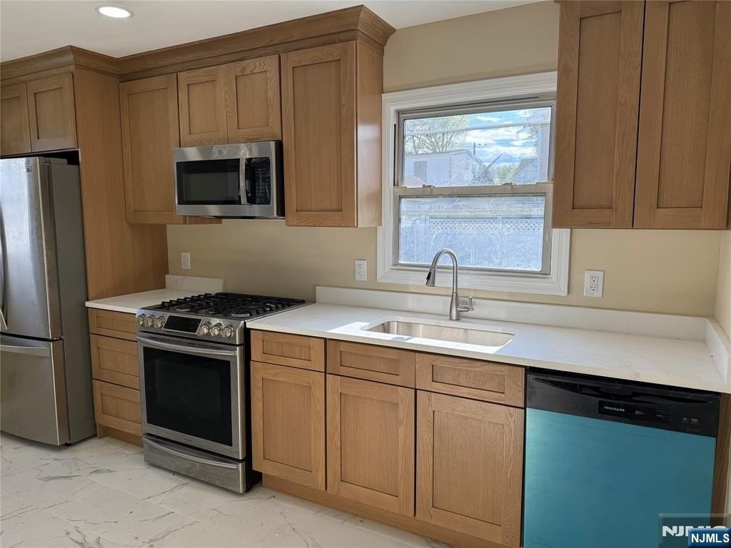 595 Elm Ave - Photo 2 of 8