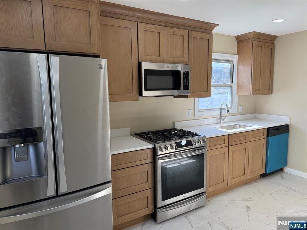 595 Elm Ave - Photo 3 of 8