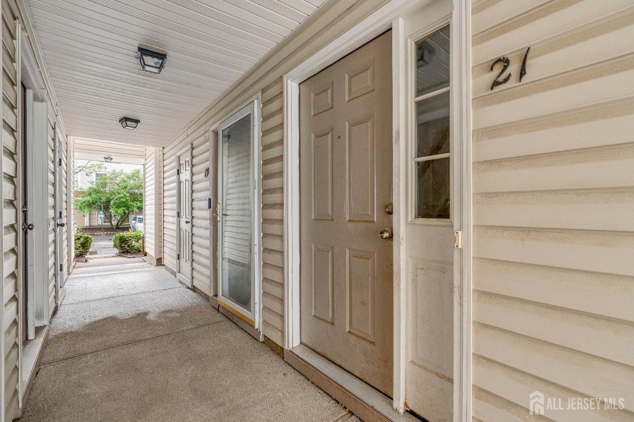 21 Inverness Dr - Photo 4 of 39