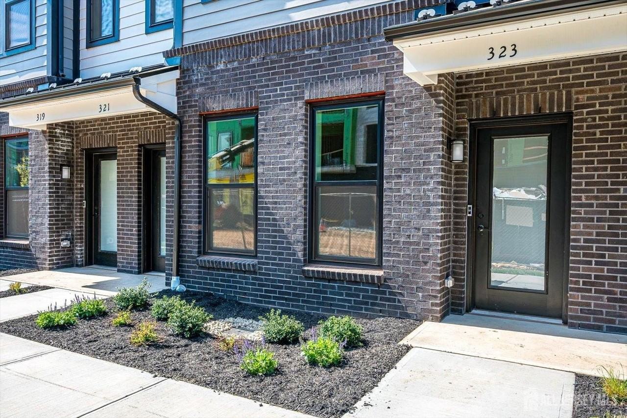 323 Sadie Cir - Photo 2 of 20