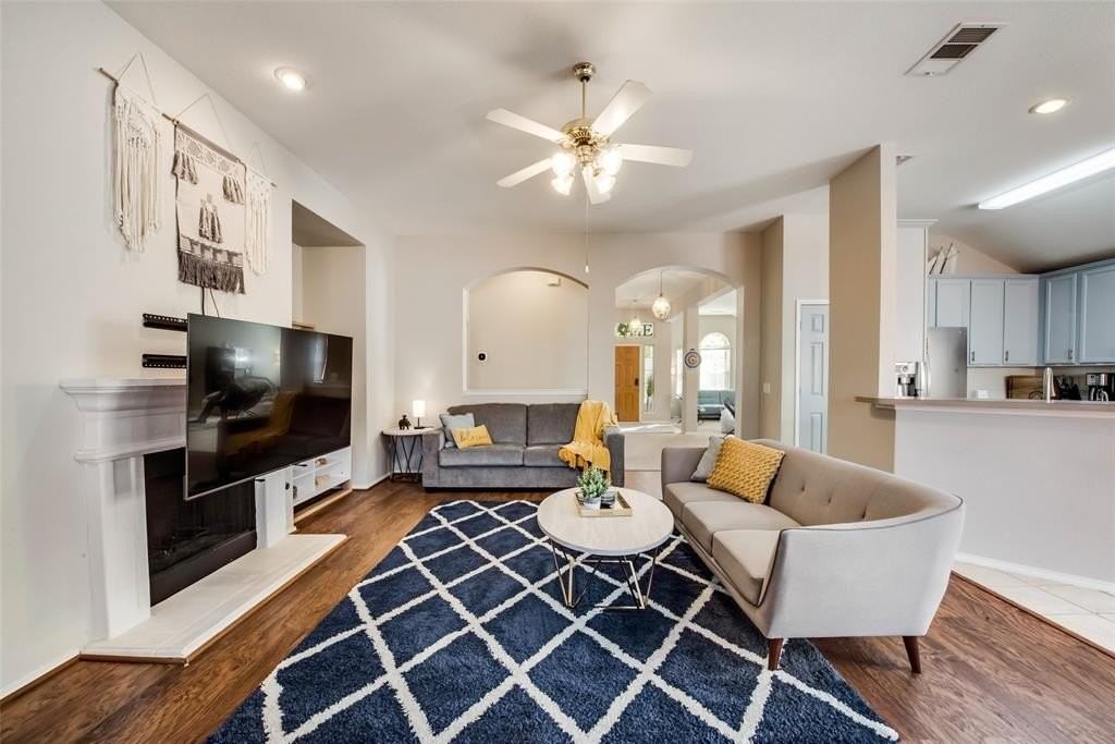 2732 Excalibur Dr - Photo 5 of 25