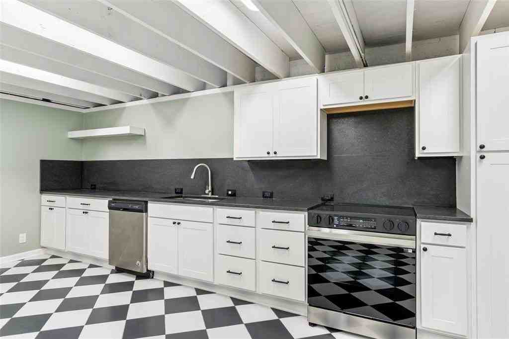 306 S Walton St - Photo 4 of 40