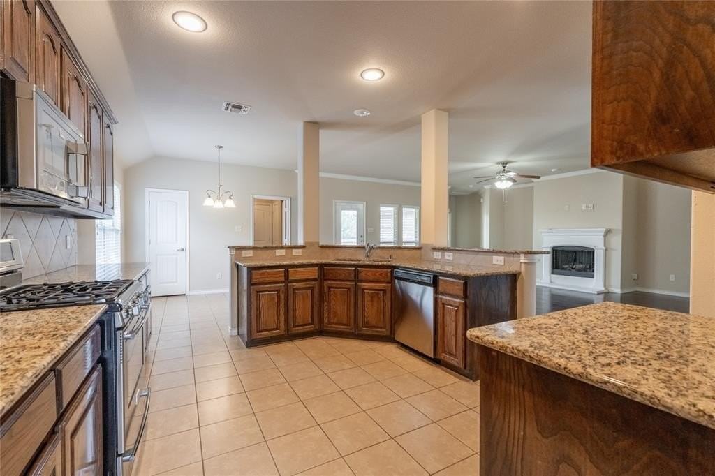 1112 Hidden Creek Dr - Photo 5 of 33