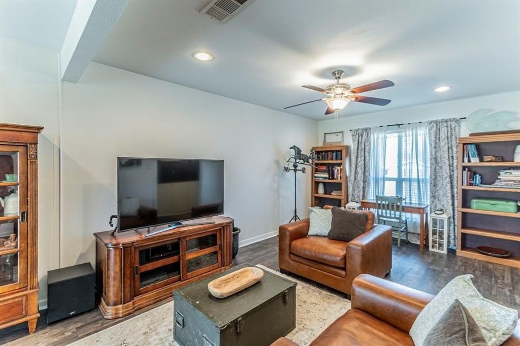 708 N Stewart St - Photo 4 of 25