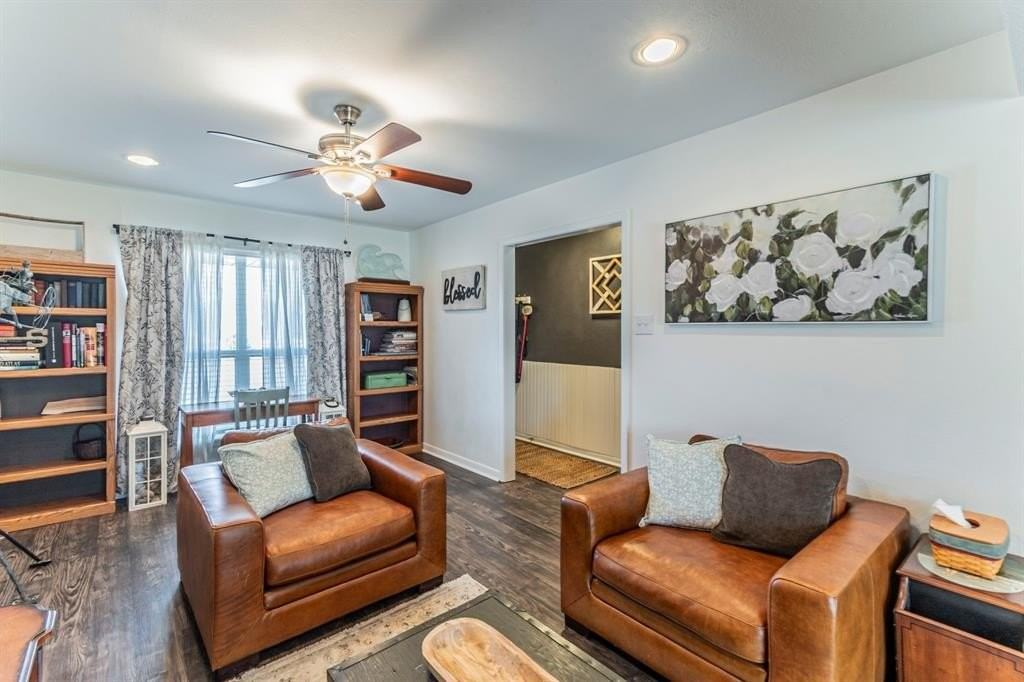 708 N Stewart St - Photo 5 of 25