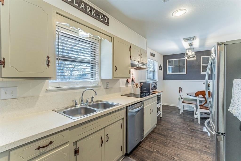 708 N Stewart St - Photo 6 of 25