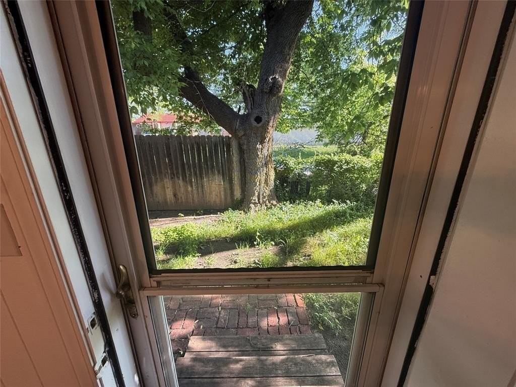 117 Bowie St - Photo 3 of 16