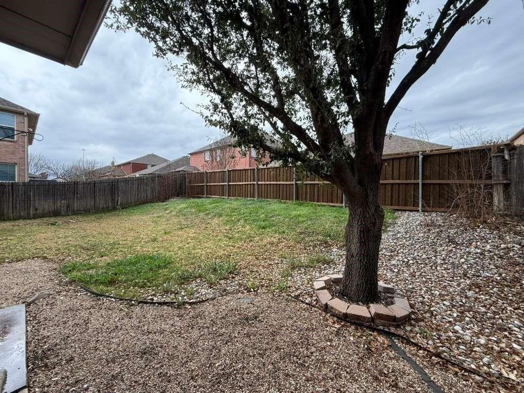 305 Moonlight Dr - Photo 3 of 22