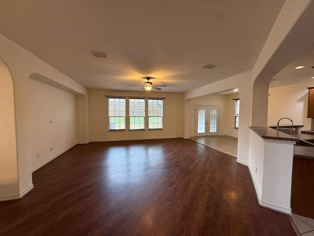 305 Moonlight Dr - Photo 4 of 22