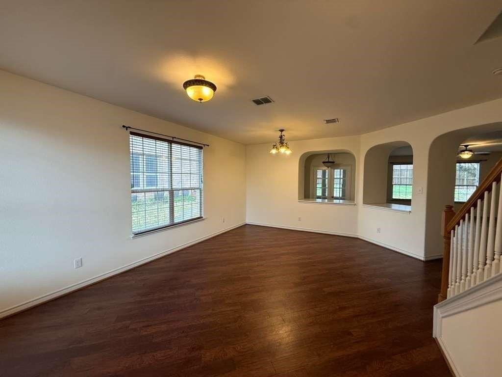 305 Moonlight Dr - Photo 5 of 22