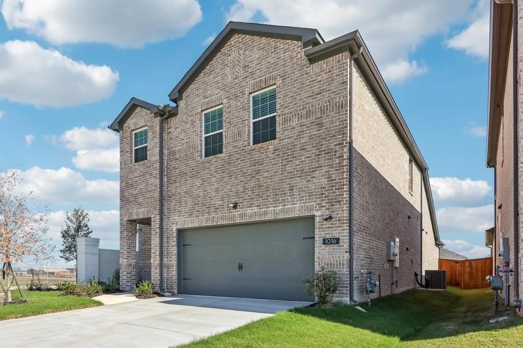 1016 Amenduni Ln - Photo 3 of 38