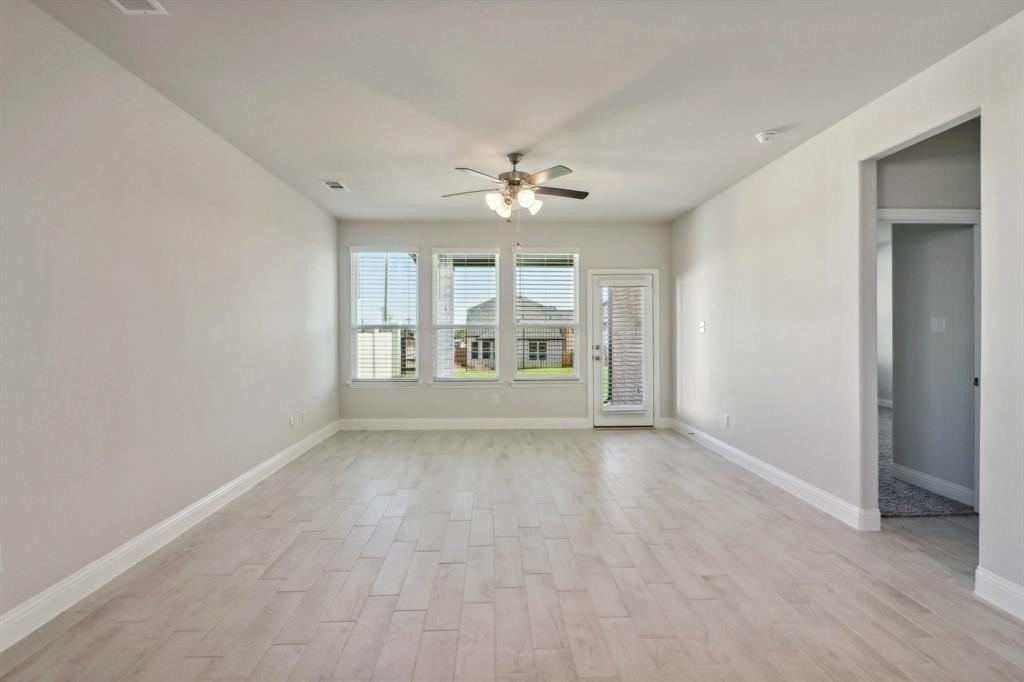 1016 Amenduni Ln - Photo 5 of 38