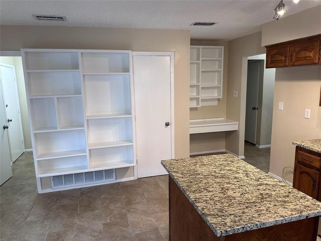 2005 Glencrest Ln - Photo 3 of 14