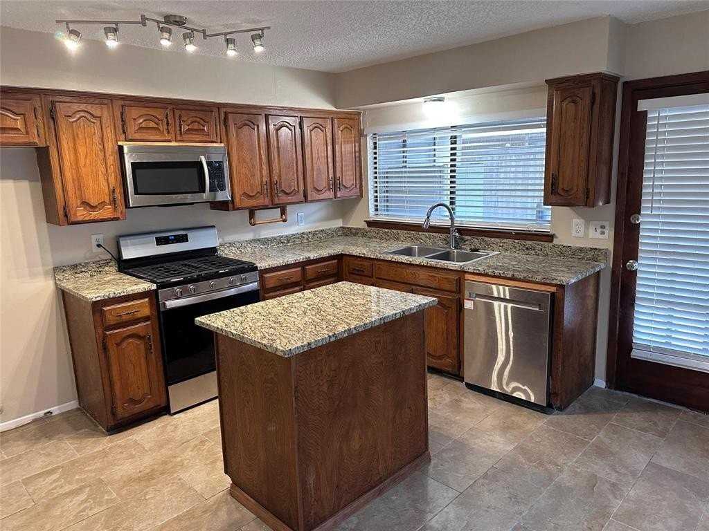 2005 Glencrest Ln - Photo 4 of 14