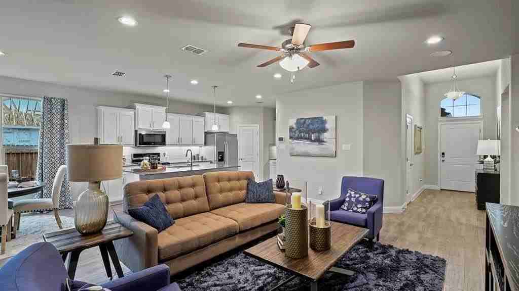 15508 Leaside Dr - Photo 4 of 12