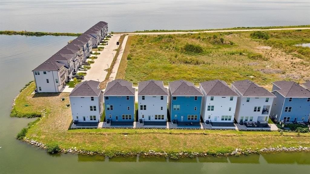 9303 Easy St - Photo 2 of 33