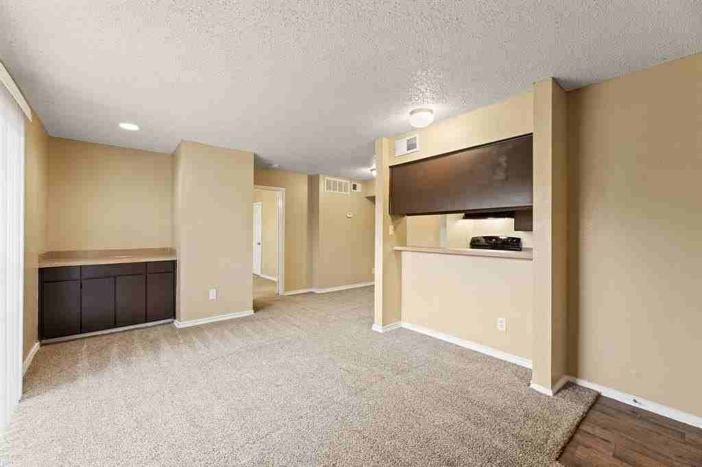 2515 Altamesa Blvd - Photo 3 of 20
