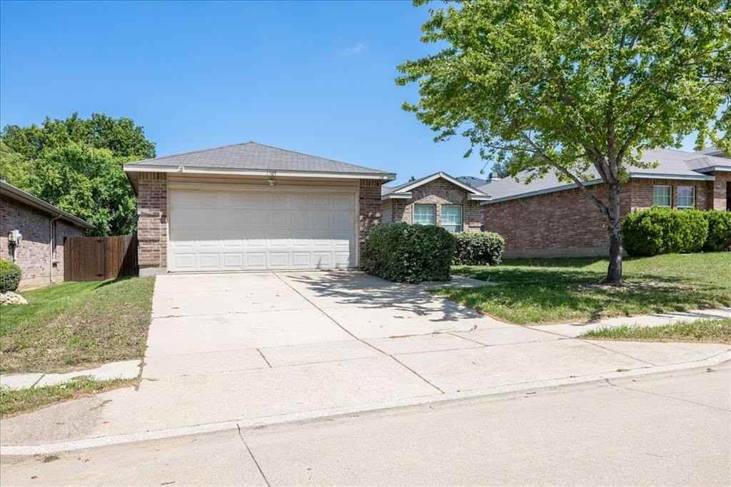 1705 Diamond Lake Trl - Photo 2 of 24