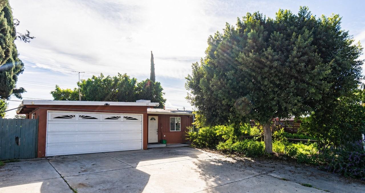 892 Vassar St - Photo 4 of 6