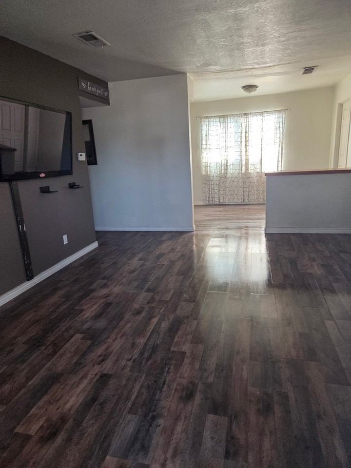 452 N B Ave - Photo 2 of 12