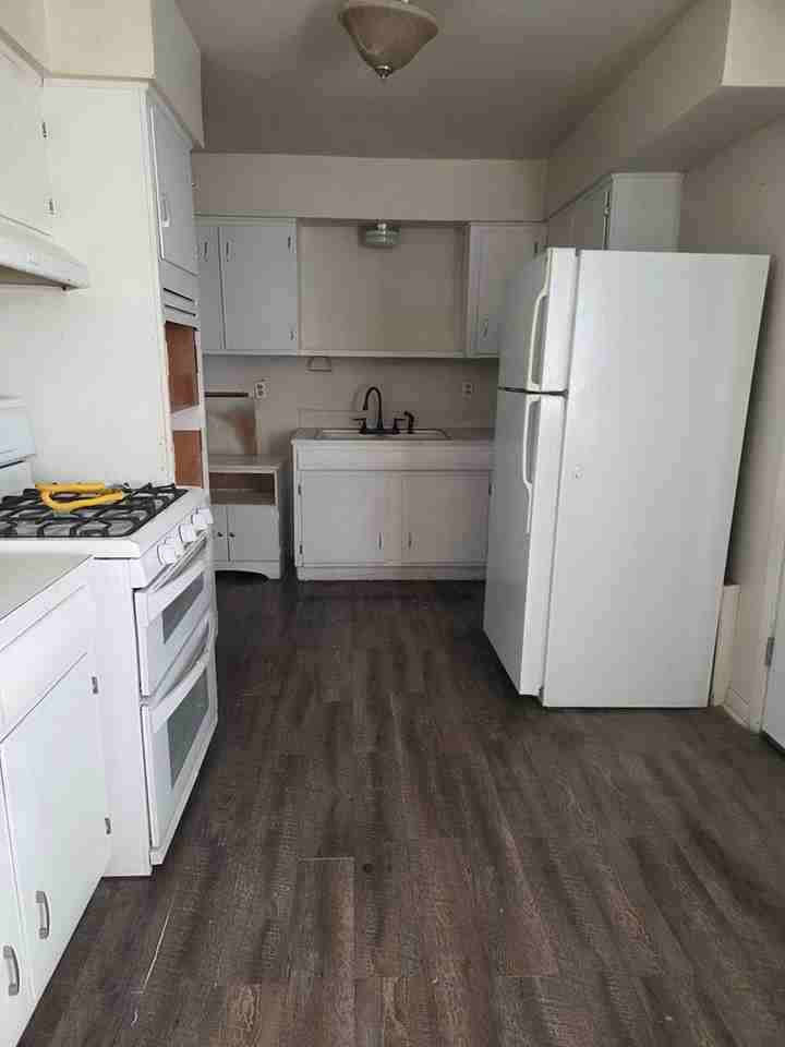 452 N B Ave - Photo 3 of 12