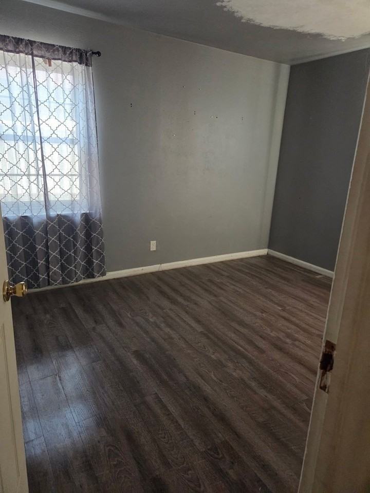 452 N B Ave - Photo 7 of 12