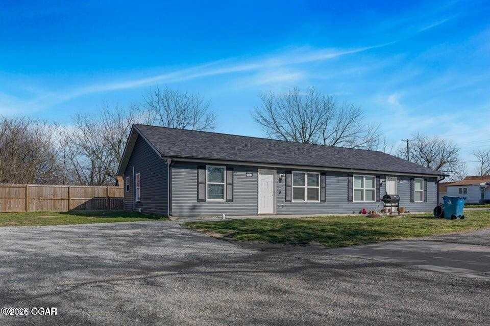 1001 E 5th St #B - Photo 3 of 10